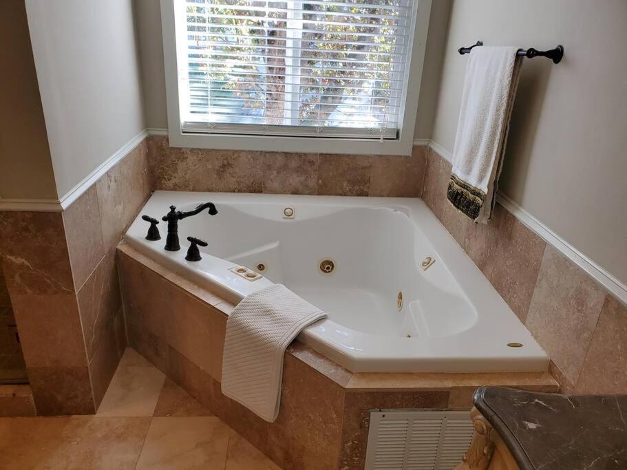 Sleeps16, Spacious Home, Close To Downtown, Beltline, And Walk To Restaurants, 75" Tv, 2 Person Jacuzzi, Ping Pong Атланта Екстериор снимка