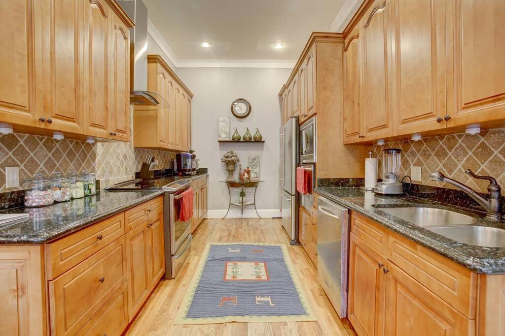 Sleeps16, Spacious Home, Close To Downtown, Beltline, And Walk To Restaurants, 75" Tv, 2 Person Jacuzzi, Ping Pong Атланта Екстериор снимка