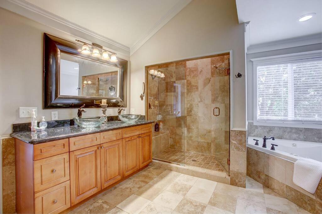 Sleeps16, Spacious Home, Close To Downtown, Beltline, And Walk To Restaurants, 75" Tv, 2 Person Jacuzzi, Ping Pong Атланта Екстериор снимка